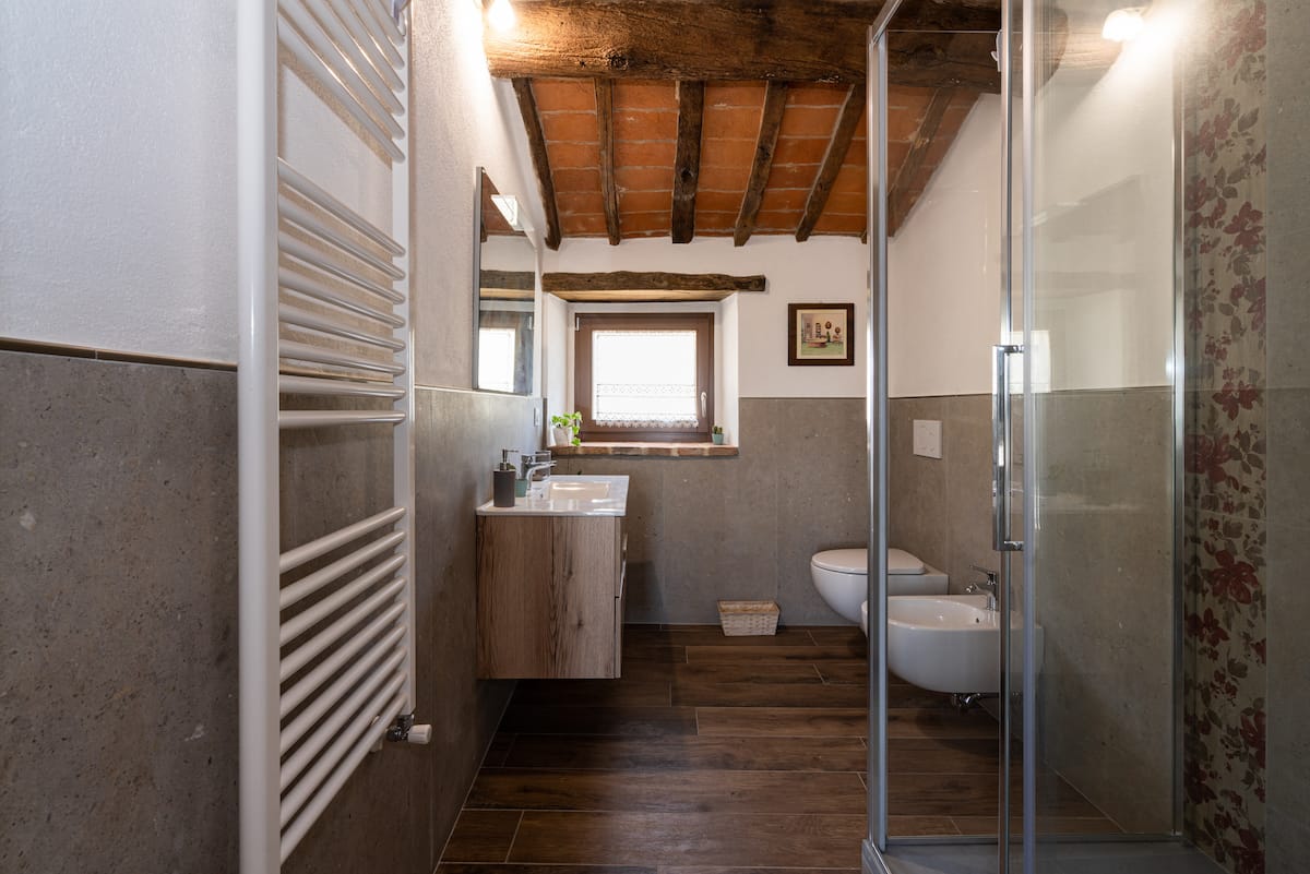 Antico Casale — Piscina privata e vista su Cortona — 24