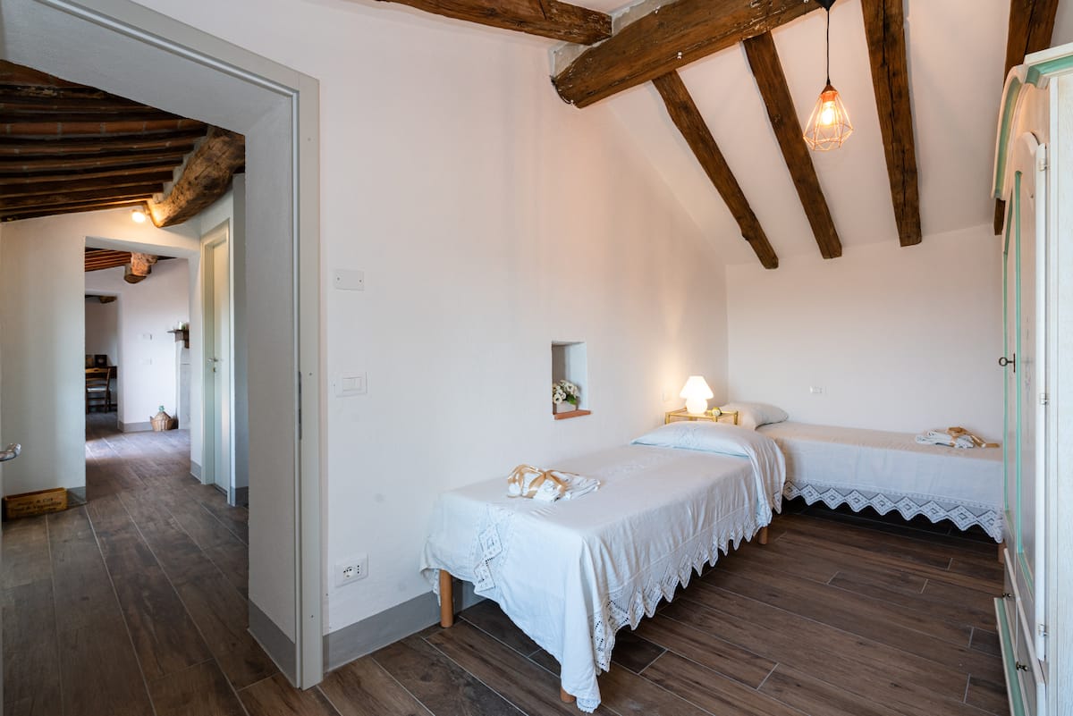 Antico Casale — Piscina privata e vista su Cortona — 18