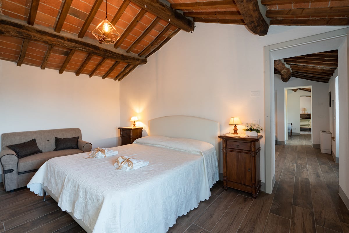 Antico Casale — Piscina privata e vista su Cortona — 17