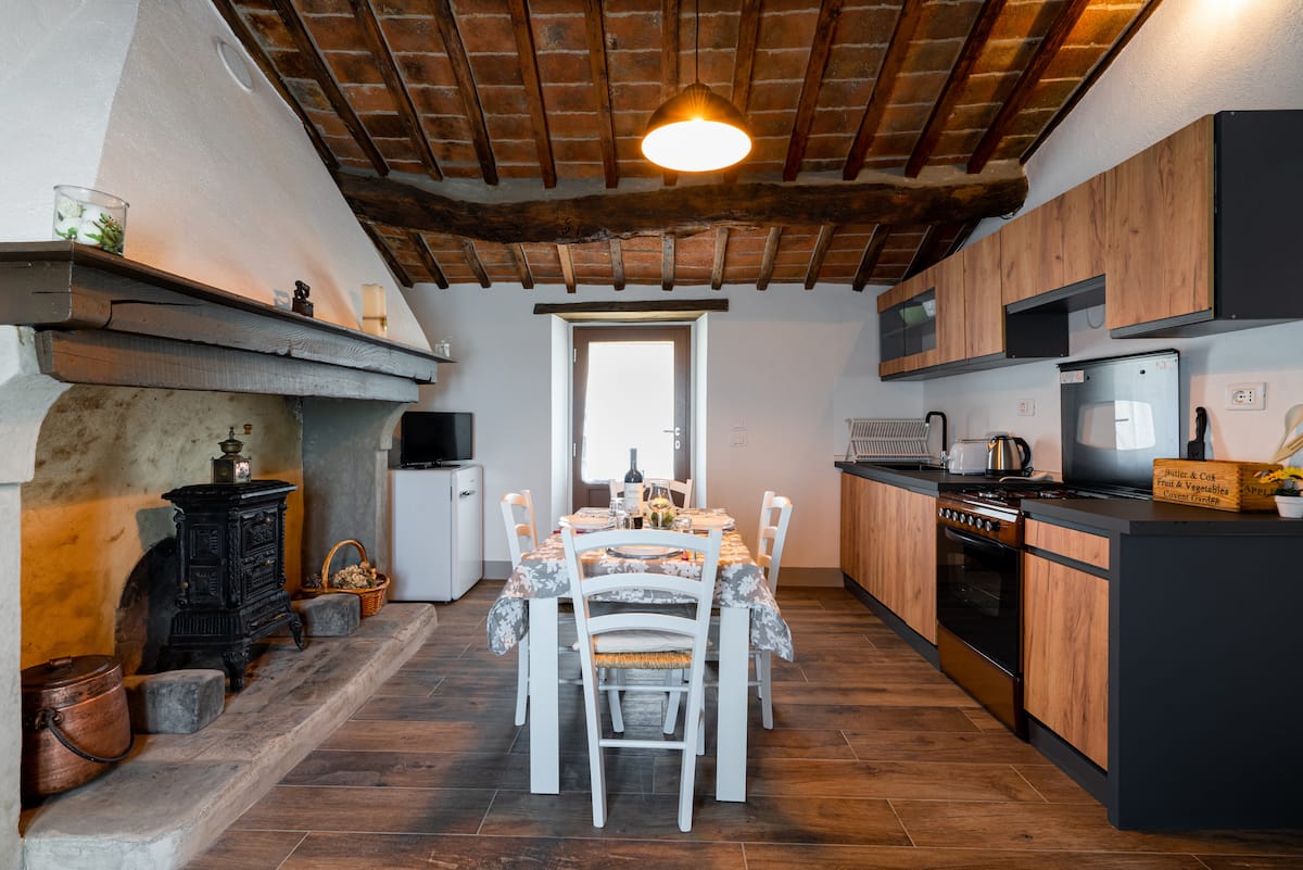 Antico Casale — Piscina privata e vista su Cortona — 10