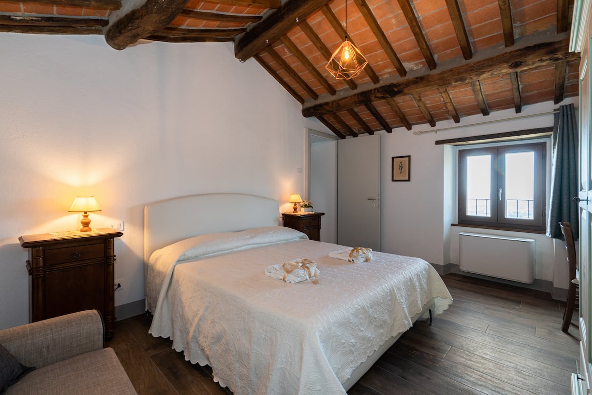 Antico Casale — Piscina privata e vista su Cortona — 15
