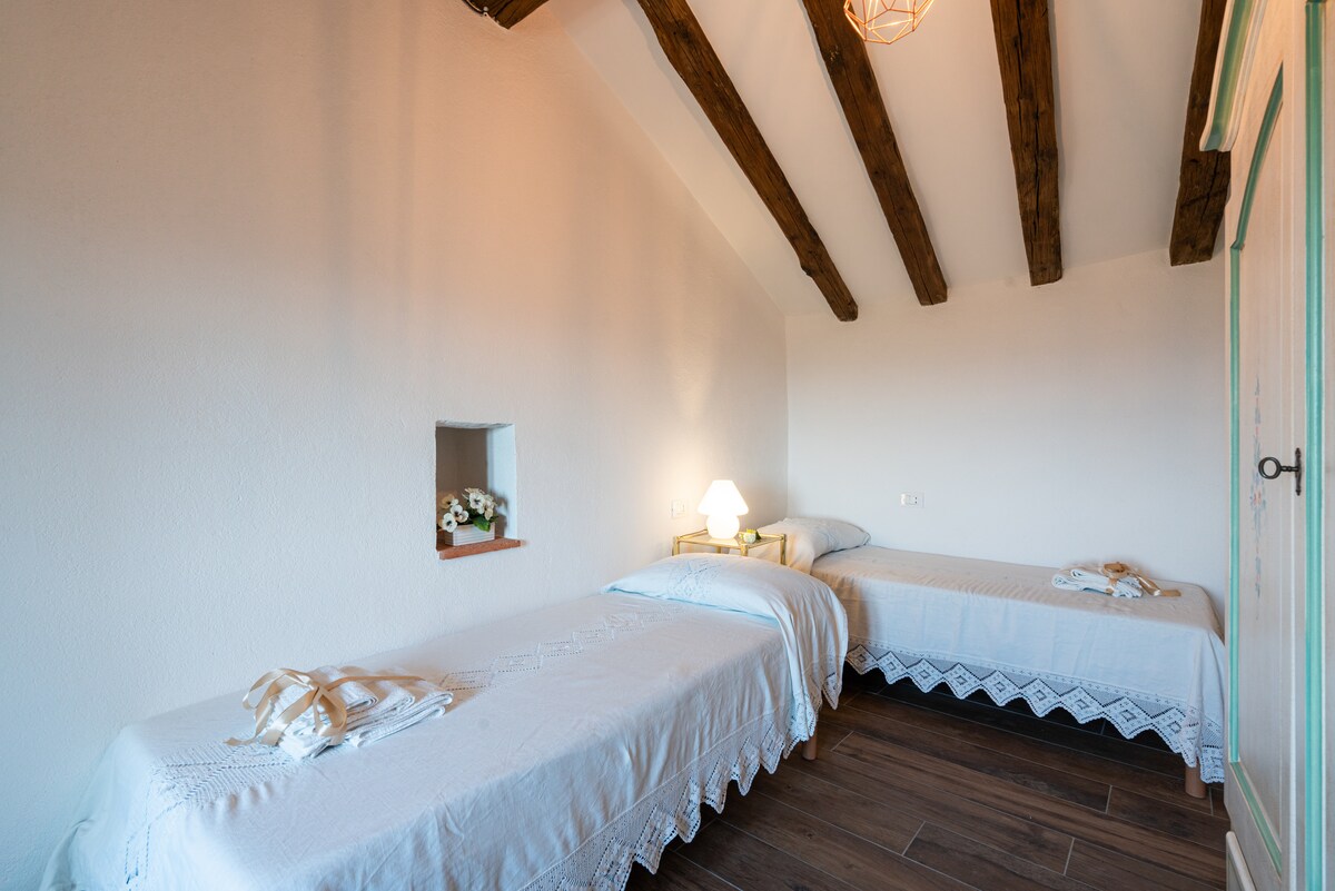 חדר שינה עם שתי מיטות יחיד