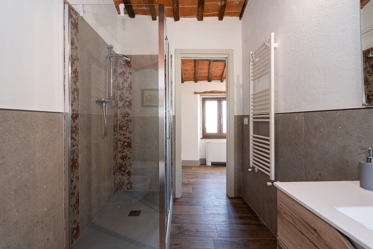 Antico Casale — Piscina privata e vista su Cortona — 25
