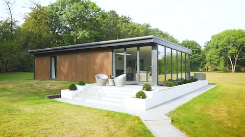 Successful Airbnb property: Contemporary luxury unique 2 bed 2 bath retreat in Dartford