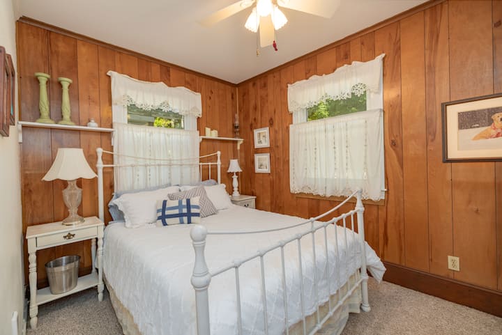 Queen-size bed, dresser, and ceiling fan for a comfortable stay, sleeps 2.