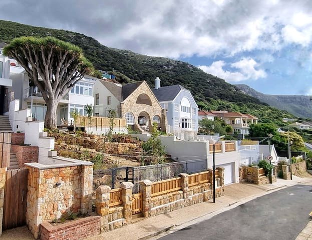 The Dragon Tree Guesthouse Double Suite + Kitchen