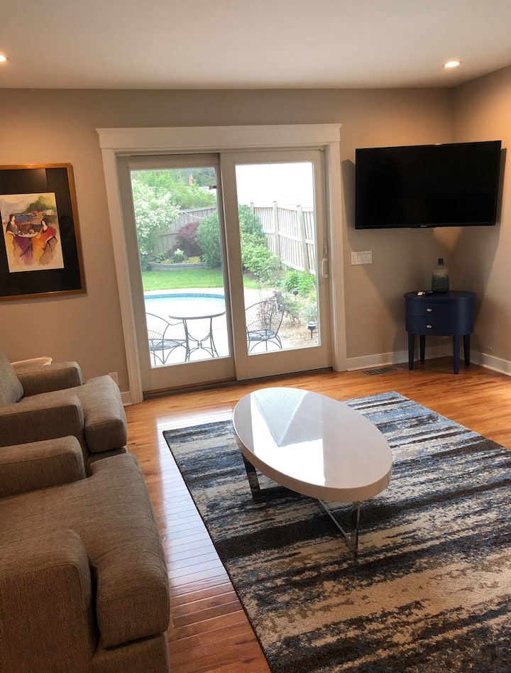 Dnevni boravak - kauči i kauči za razgovor, gledanje televizije i pogled na bazen