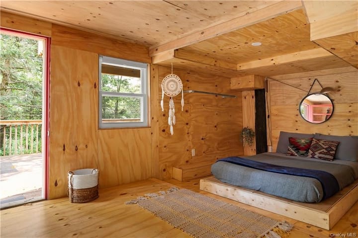 真的感觉就像在楼下的木质卧室里过着乡村小木屋生活