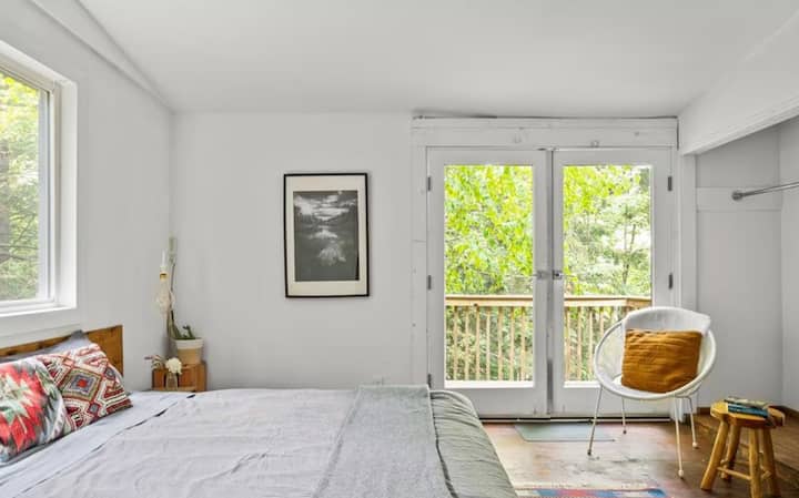 整个房间都能欣赏到舒适古朴的森林美景