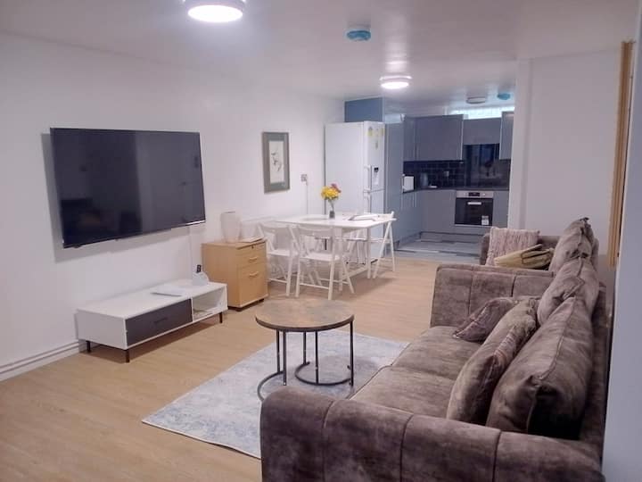 Big Spacious 4 Bed House Romford London - Romford