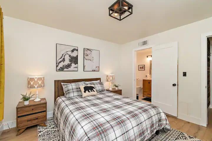 Საძინებელი 2 საწოლით, საერთო აბაზანით/აბაზანით, 3 საძინებლით. Კარადა, საწოლი, უჯრის სივრცე და პატიოს კარი დიდ გემბანსა და ჰიდრომასაჟიან აუზზე.