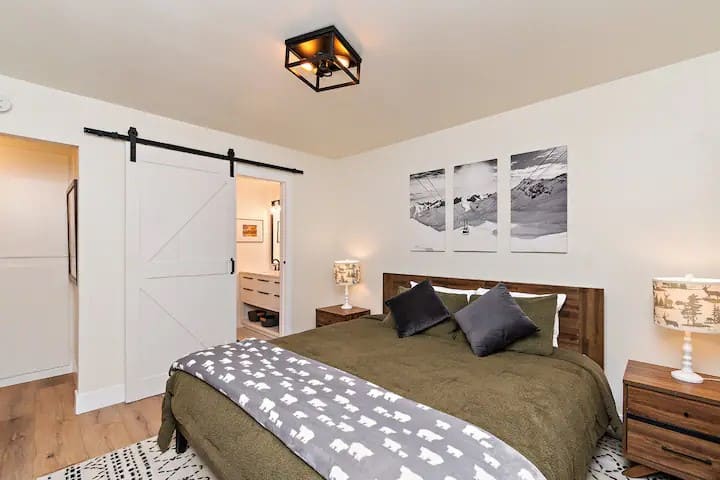 Მთავარი საძინებელი დიდი საწოლით, საშხაპით, კარადათი, უჯრით და პატიოს კარით, დიდი გემბანით და ჰიდრომასაჟიანი აუზით