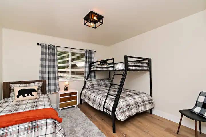 Საძინებელი 3 ერთადგილიანი საწოლით, ორსაწოლიანი საწოლით, ორსაწოლიანი საწოლით, კარადათი და პაკმანის აპარატით