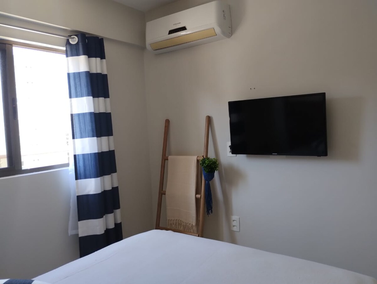 Ორადგილიანი ოთახი ტელევიზორით, კონდიციონერითა და ფარდებით უშუქობით