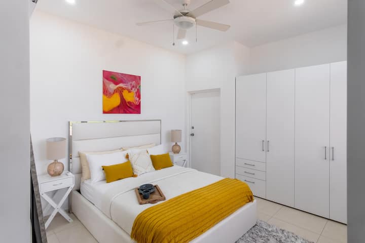 Retiro aconchegante: relaxe em uma cama queen confortável, enquanto desfruta das vistas ao ar livre. Este quarto oferece a conveniência adicional de um banheiro de Jack e Jill e uma entrada privativa.