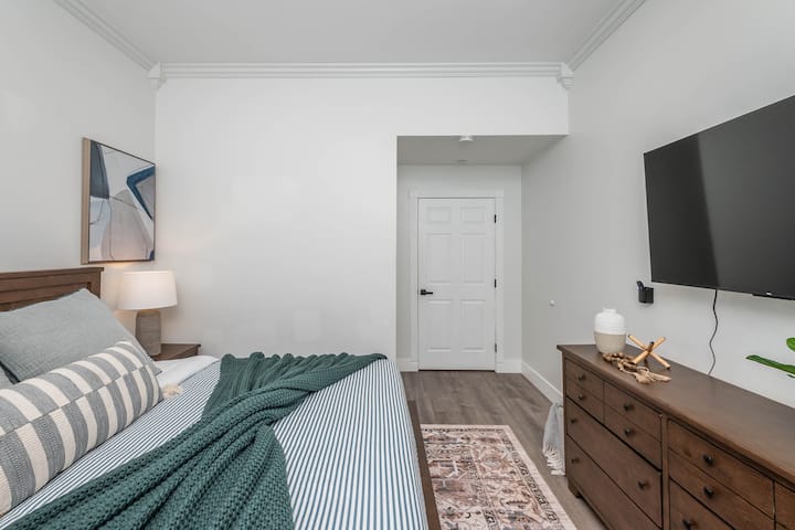 Chambre avec lit Cal King Size/télévision connectée.