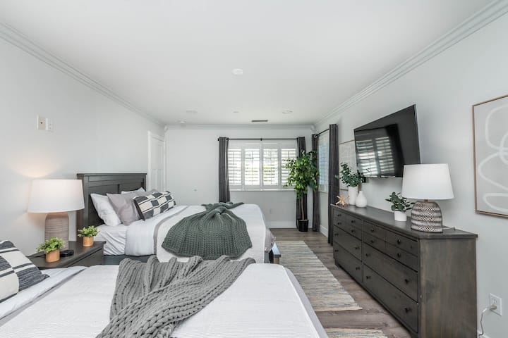 Chambre avec 2 lits Queen
Télévision connectée
Salle de bain principale connectée.