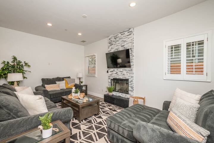 Modern Lux Home: Sleeps 12 and Close to Downtown! gallery image 5