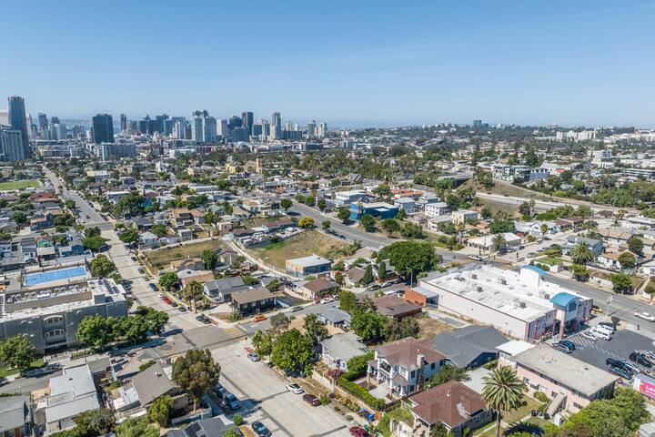 Modern Lux Home: Sleeps 12 and Close to Downtown! gallery image 2