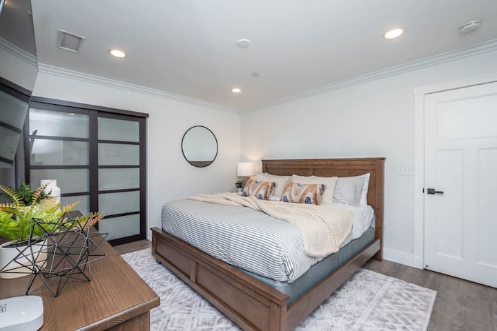 Chambre avec lit Cal King Size/télévision connectée.