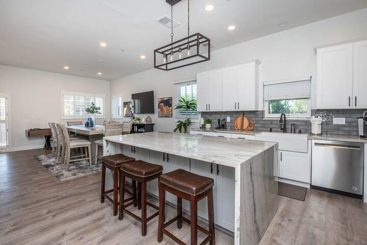 Modern Lux Home: Sleeps 12 and Close to Downtown! gallery image 4