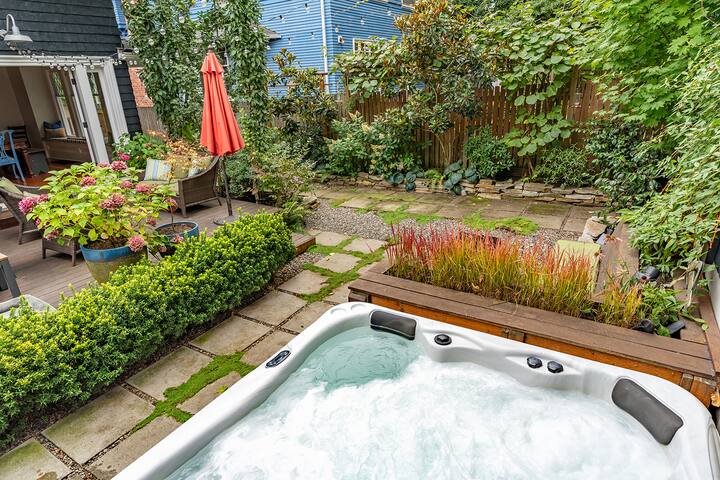 Seattle 5BR Craftsman w/ Private Hot Tub & Garden gallery image 5