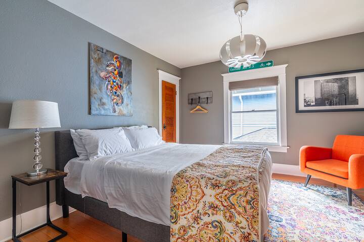 Seattle 5BR Craftsman w/ Private Hot Tub & Garden gallery image 2