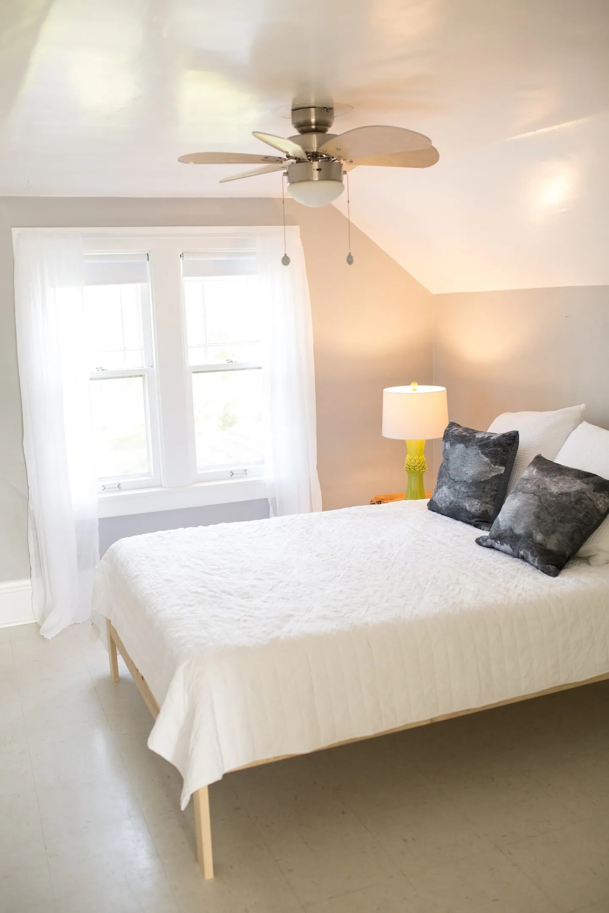 غرفة النوم الثانية. الطابق الثاني، فسيحة.  هناك حزمة- n - play لاستخدامك أيضًا.