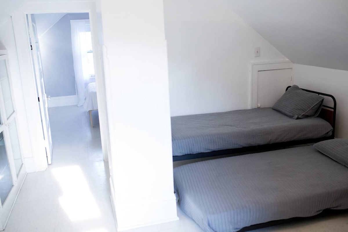 غرفة النوم الثالثة "غير مطابقة" - تحتاج إلى المرور عبرها للوصول إلى غرفة النوم الثانية.