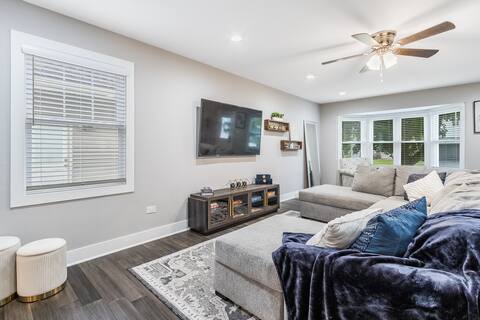 Spacious 2082 sq ft Home & 1 Mile Walk 2Town/River