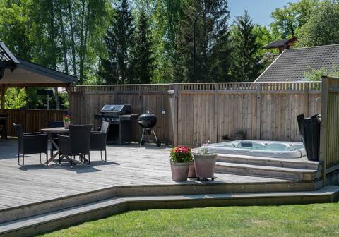 Social house w/ outdoor jacuzzi