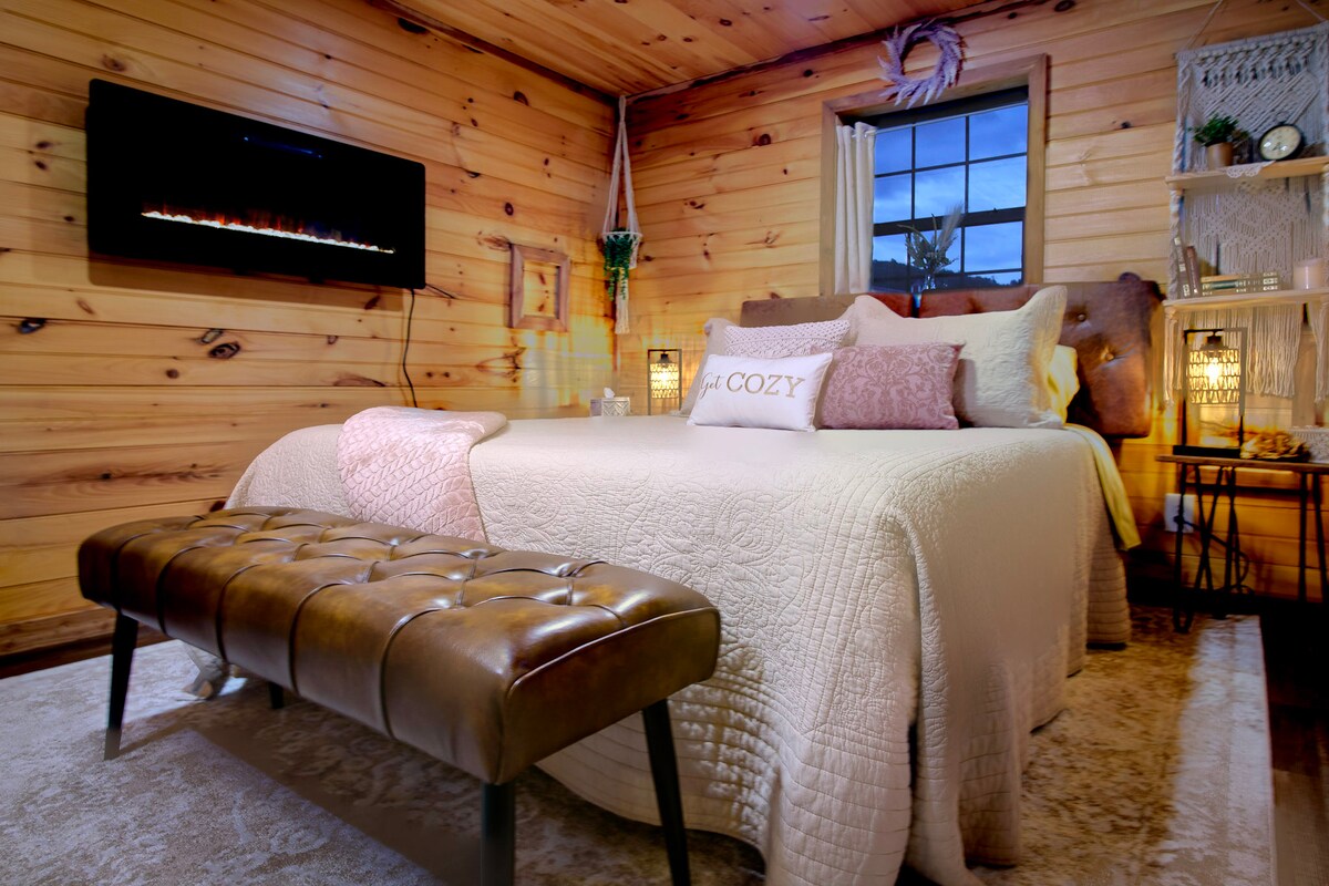 ห้องนอนใหญ่พร้อมเตาผิงไฟฟ้า!