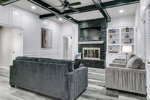 Ideal spot for business or family; sleep 10 guests