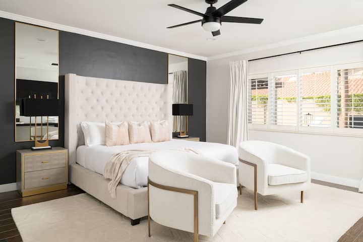 כיסא הנוי הלבן בחדר השינה שלנו מוסיף קצת אלגנטיות לחלל. זה המקום המושלם להירגע ולקרוא ספר.