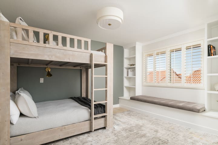 מיטת קומתיים מעץ ליד החלון, מה שהופך את השהייה שלכם לחוויה מדהימה לחלוטין.