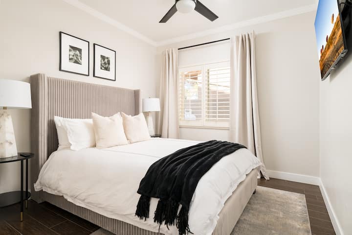 מאוורר תקרה לחדר השינה שלנו עוזר לשמור על החדר קריר ונוח.