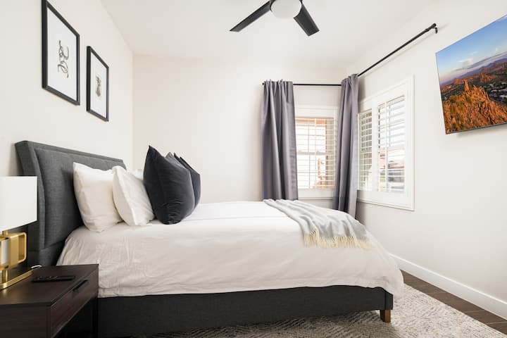 הבחירה הנכונה של מצעים, כריות וכריות נוי שמשנות לחלוטין את המראה של חדר השינה שלנו.