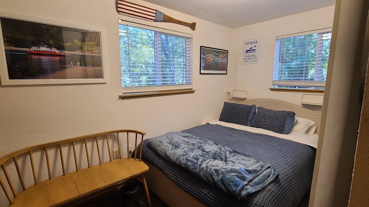 Kajaková izba, manželská posteľ, táto izba sa delí s kombináciou práčky so sušičkou.  Záclona môže zakryť bielizeň, keď sa nepoužíva. 