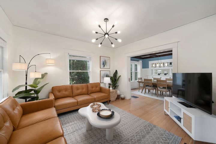 Cozy Oasis – 5BD/2BA – Arcade – Prime Location