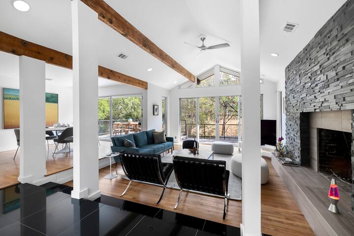 Midcentury Modern Retreat gallery image 2