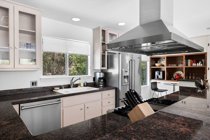 Midcentury Modern Retreat gallery image 4