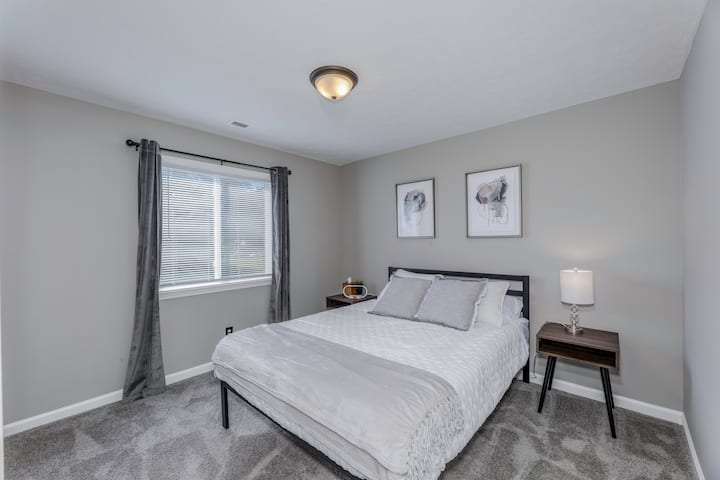 Tercer dormitorio con cama tamaño queen con colchón de espuma viscoelástica y cortinas opacas.