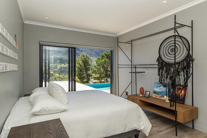 חדר שינה עם הר, בריכה, נוף למרפסת!