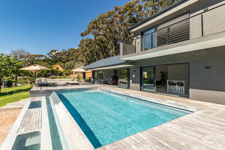 Luxury Pool Villa & Stunning Views! Garden, BBQ !