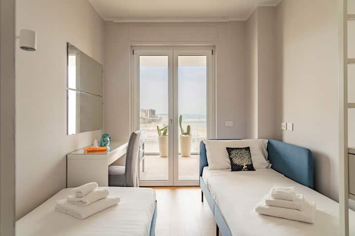 chumba cha kulala na mtazamo wa nje...