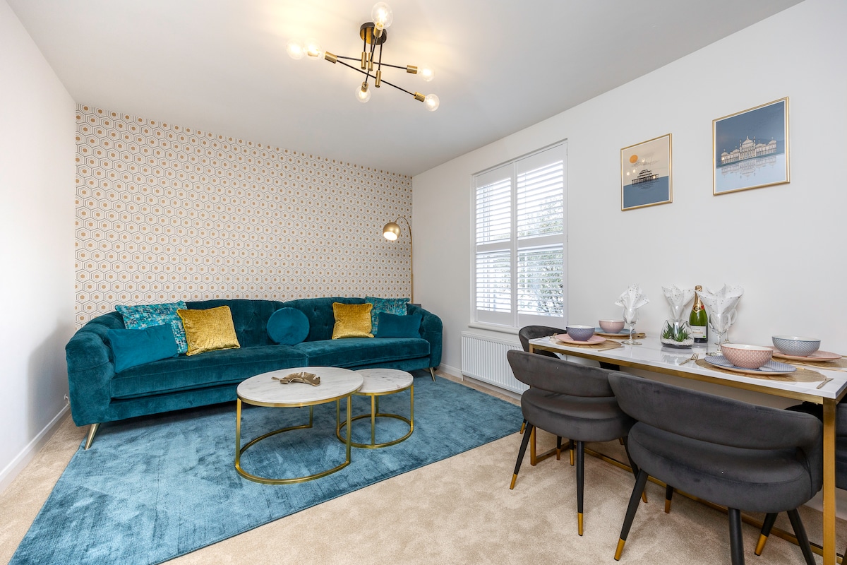 Successful Airbnb property: Stunning modern space in Hove & free parking. in Newtimber