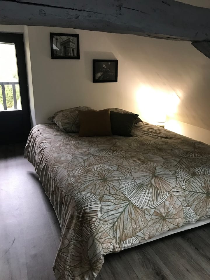 Chumba cha kutua cha ghorofani na roshani ndogo (mwonekano wa bustani)