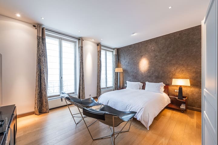 Пространа соба со постелнина од висока класа опремена со телевизор со Netflix, Amazon Prime. Собата е многу тивка бидејќи има поглед кон внатрешниот двор. Затемнети ролетни и завеси за релаксирачка ноќ.