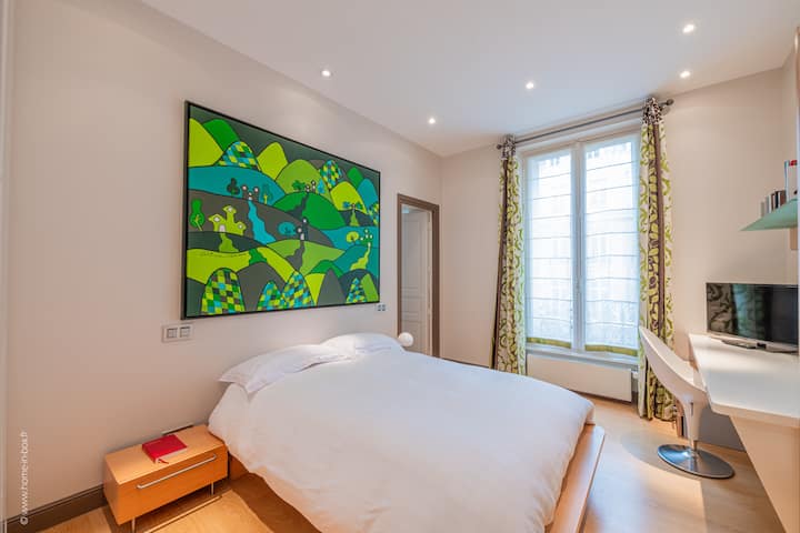 Просторен и тивок апартман со поглед кон внатрешниот двор. Опремено со телевизор со Netflix и Amazon Prime, како и со многу места за складирање и ролетни и завеси за дополнителна удобност. Бањата се наоѓа во непосредна близина на спалната соба.