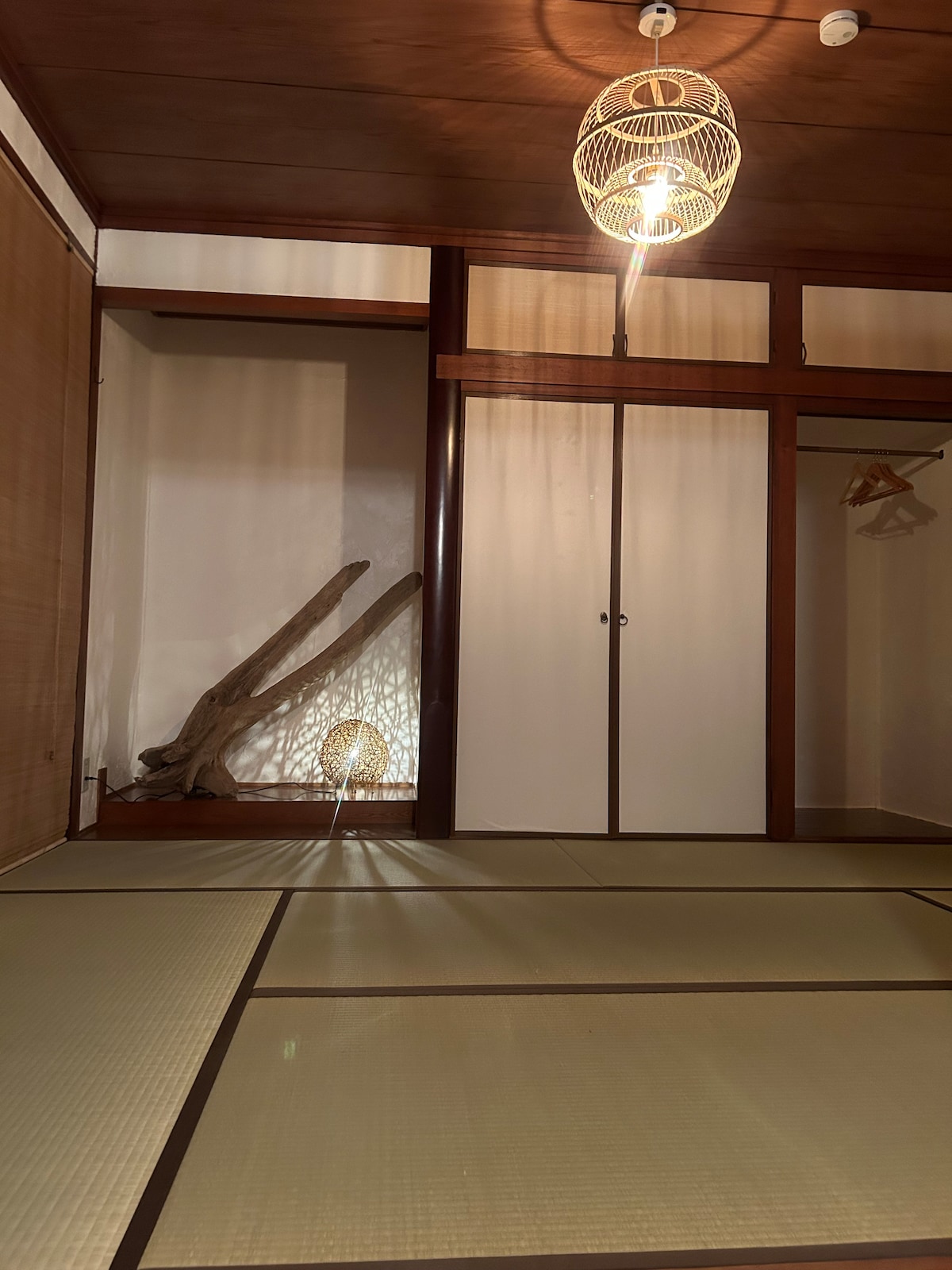 تم تزيين الغرف ذات الطراز الياباني في غرفة النوم الرئيسية بالأخشاب الطافية التي تتم مواجهتها على شواطئ تشينغداو، وهي مضاءة بالإضاءة غير المباشرة.